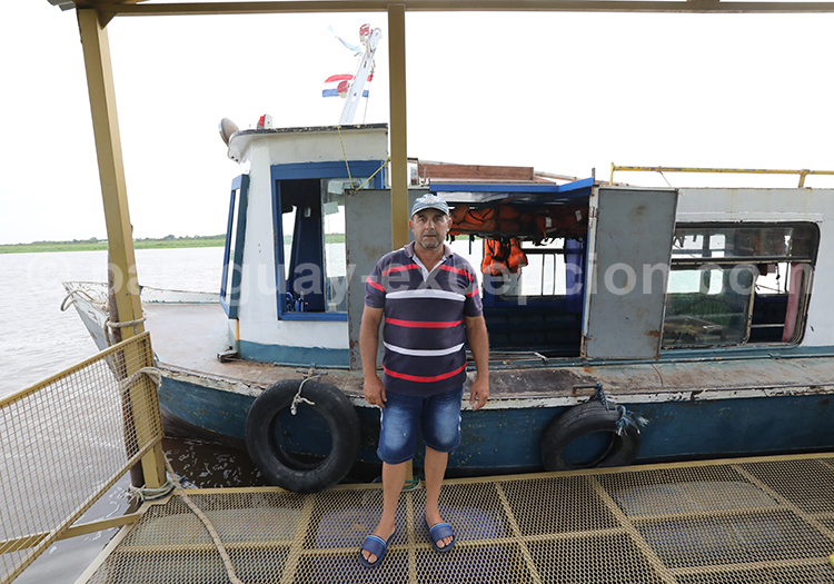 Traversée piétons du fleuve Paraná entre Puerto Pilar et Puerto Colonia Cano, Paraguay Traversée piétons du fleuve Paraná entre Puerto Pilar et Puerto Colonia Cano, Paraguay