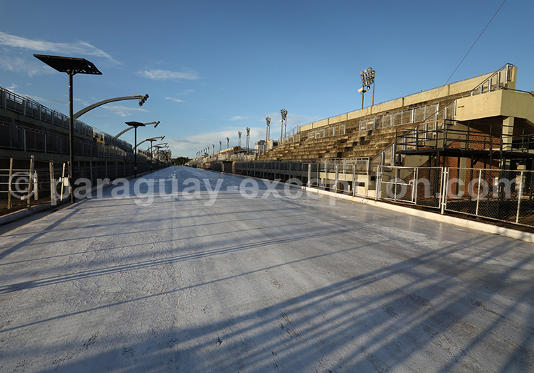 Fêtes à Encarnacion (Sambodrome d’Encarnacion) Fêtes à Encarnacion (Sambodrome d’Encarnacion)